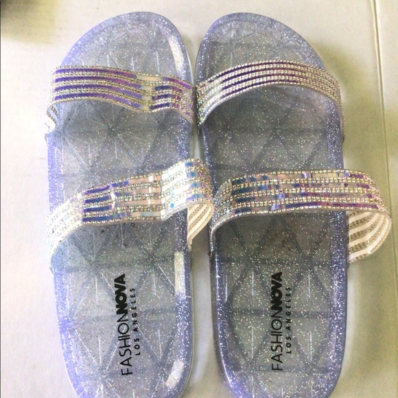 Fashion Nova trendy women’s clear slippers 10. - Picture 2 of 4